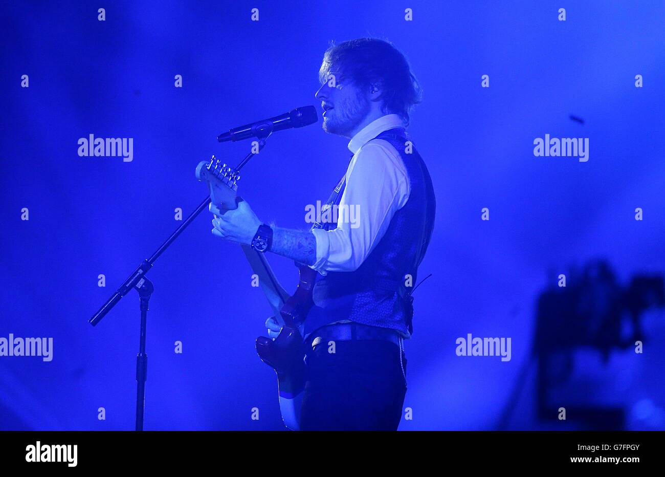 Ed Sheeran se produit lors des MTV Europe Music Awards 2014 à SSE Hydro, Glasgow, Écosse. Banque D'Images