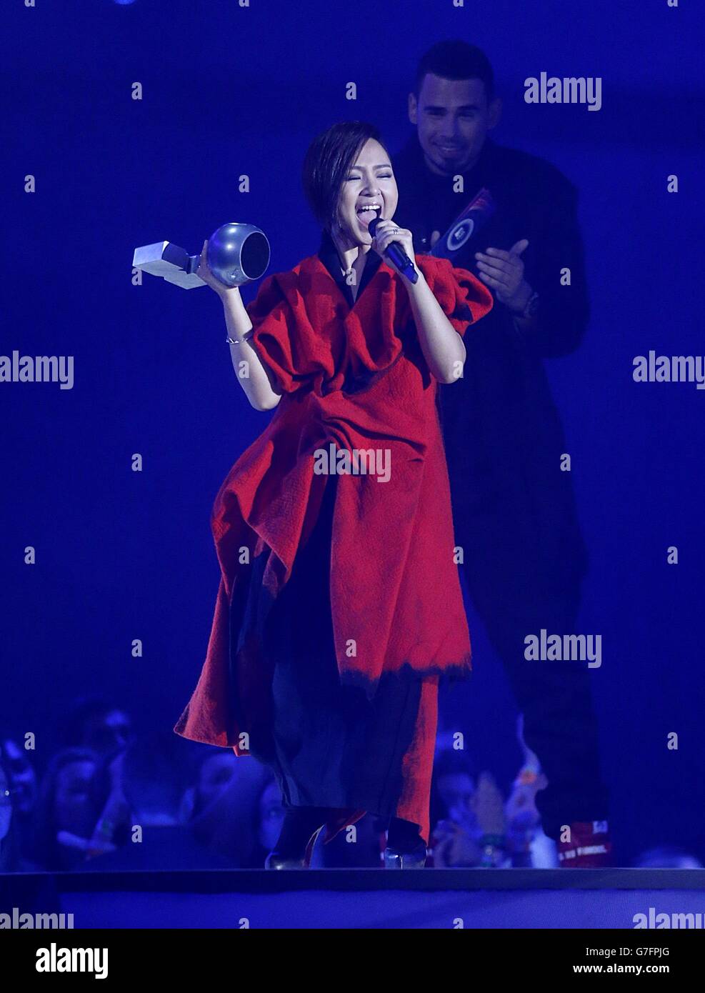 Bibi Zhou reçoit le prix Worldwide Act lors des MTV Europe Music Awards 2014 au SSE Hydro, Glasgow, Écosse. Banque D'Images