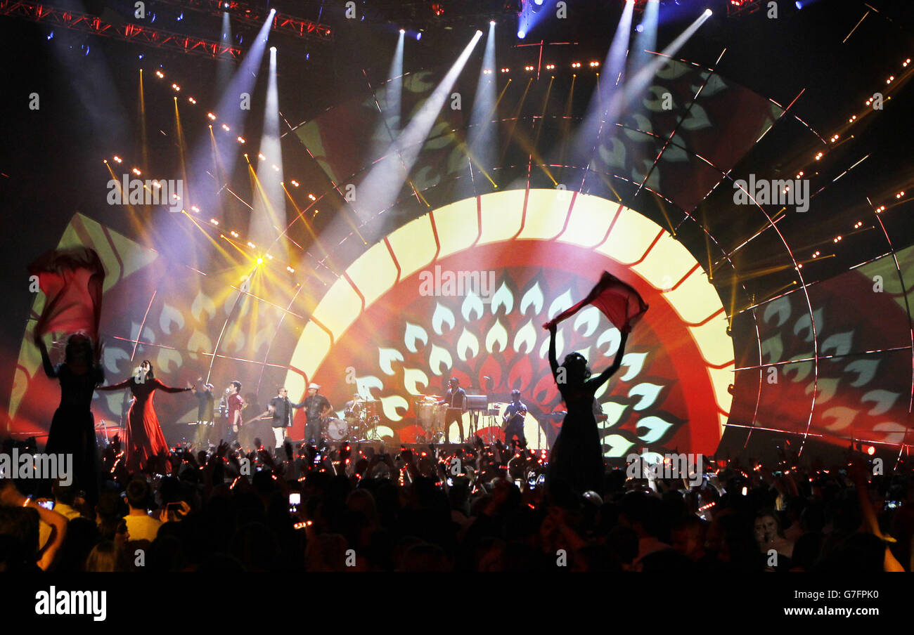 Enrique Iglesias se produit lors des MTV Europe Music Awards 2014 à SSE Hydro, Glasgow, Écosse. Banque D'Images