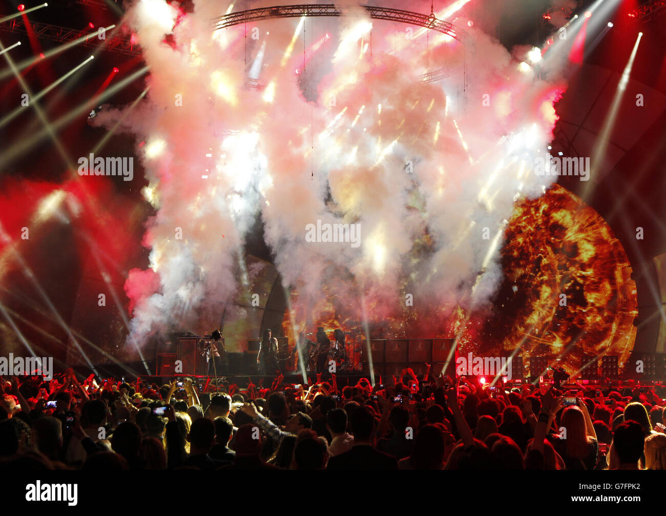 Simon Neil de Biffy Clyro, Myles Kennedy et Slash se sont produits lors des MTV Europe Music Awards 2014 à SSE Hydro, Glasgow, Écosse. Banque D'Images