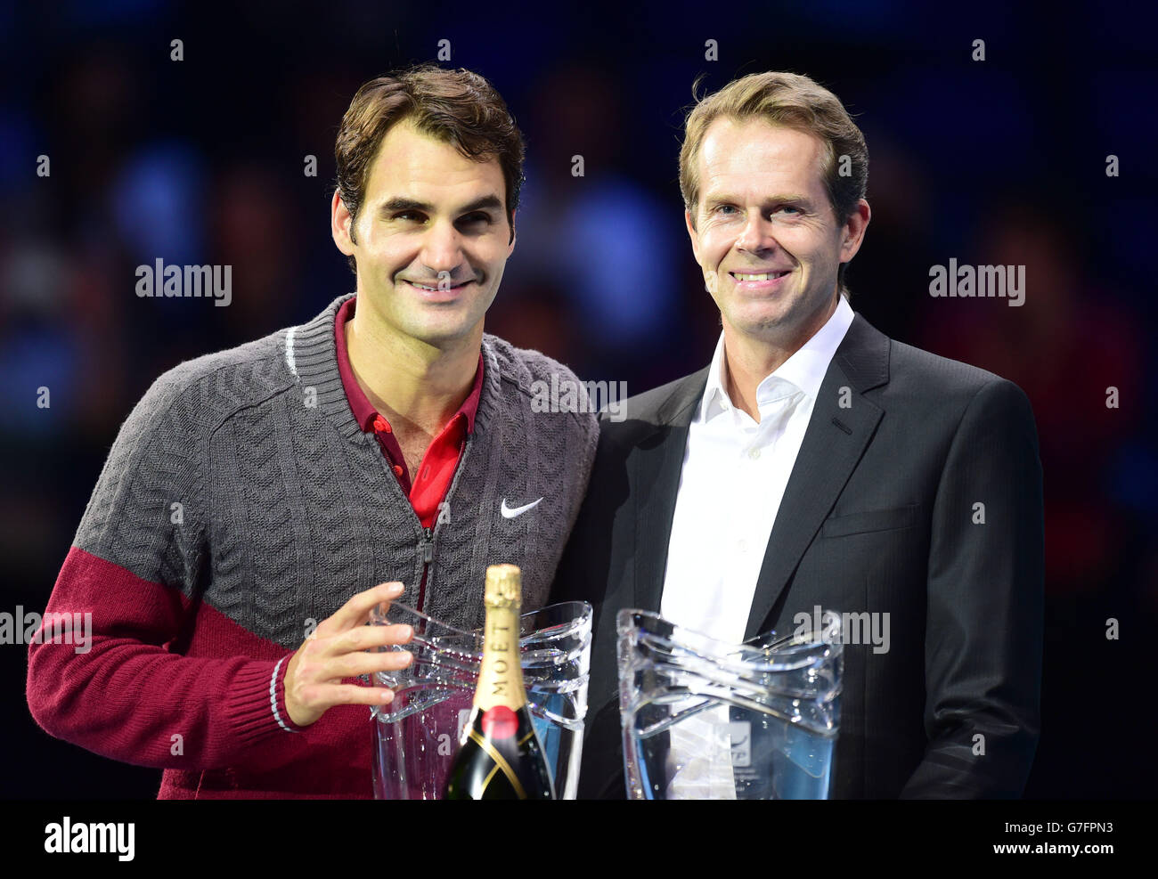 Roger Federer, de Suisse, reçoit deux prix après son match, pour le prix  Stefan Edberg SPORTSWEAR Award et Favourite fans, aux côtés de son  entraîneur Stefan Edberg, après les finales du Barclays
