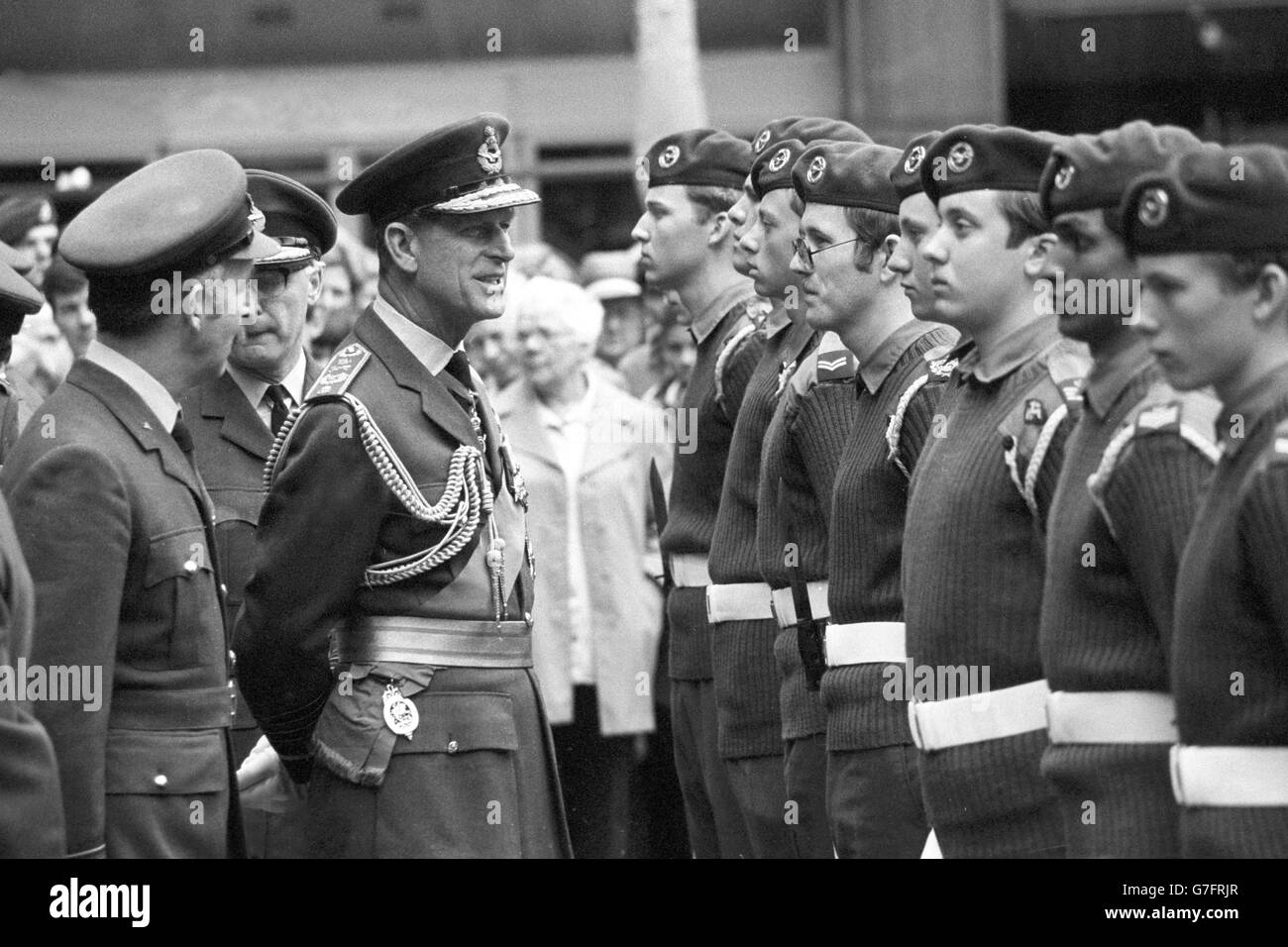 Le duc d'Édimbourg inspectant les cadets de l'air à l'extérieur de l'église St Clément Dane dans Fleet Street après avoir assisté à un service d'action de grâce où, en tant que commodore-en-chef de l'Air, il a présenté une nouvelle bannière au corps d'entraînement de l'Air. Banque D'Images