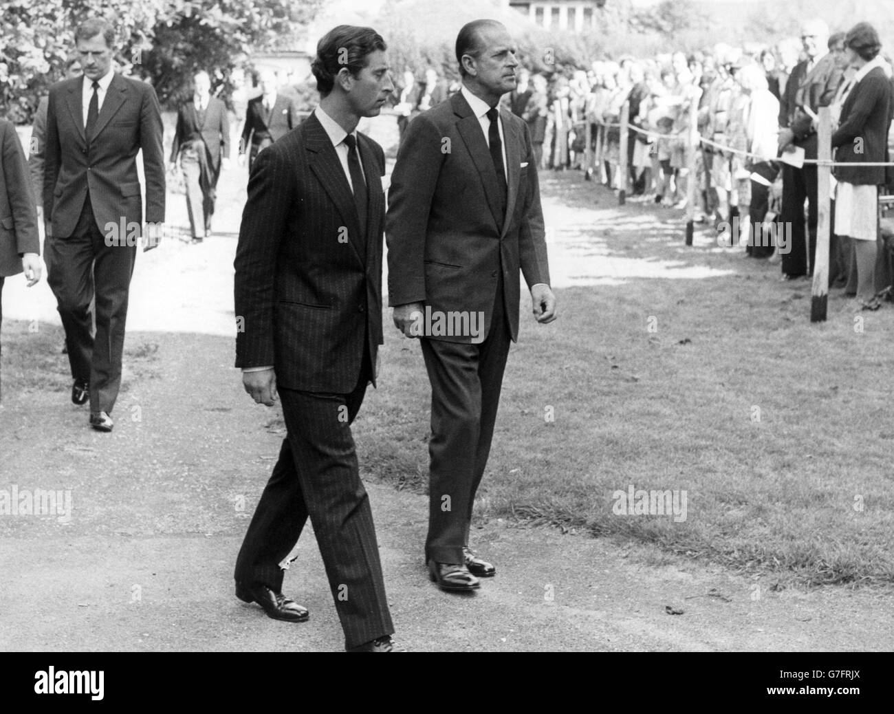 Le prince Philip et le prince Charles arrivent à l'église Saint-Jean-Baptiste, Marsham, près d'Ashford, quand ils se sont joints à d'autres membres de la famille Mountbatten pour le service funéraire de deux autres victimes de l'explosion d'une bombe dans laquelle Lord Mountbatten est mort. Nicolas, petit-fils de Earl Mountbatten, âgé de 14 ans, a été tué instantanément lors de l'explosion du lundi du jour férié. La belle-mère de la fille du comte, Dobager Lady Brabourne, âgée de 82 ans, est décédée à l'hôpital le lendemain. *numérisation basse résolution à partir de l'impression, haute résolution disponible sur demande* Banque D'Images Le prince Philip et le prince Charles arrivent à l'église Saint-Jean-Baptiste, Marsham, près d'Ashford, quand ils se sont joints à d'autres membres de la famille Mountbatten pour le service funéraire de deux autres victimes de l'explosion d'une bombe dans laquelle Lord Mountbatten est mort. Nicolas, petit-fils de Earl Mountbatten, âgé de 14 ans, a été tué instantanément lors de l'explosion du lundi du jour férié. La belle-mère de la fille du comte, Dobager Lady Brabourne, âgée de 82 ans, est décédée à l'hôpital le lendemain. *numérisation basse résolution à partir de l'impression, haute résolution disponible sur demande* Banque D'Images