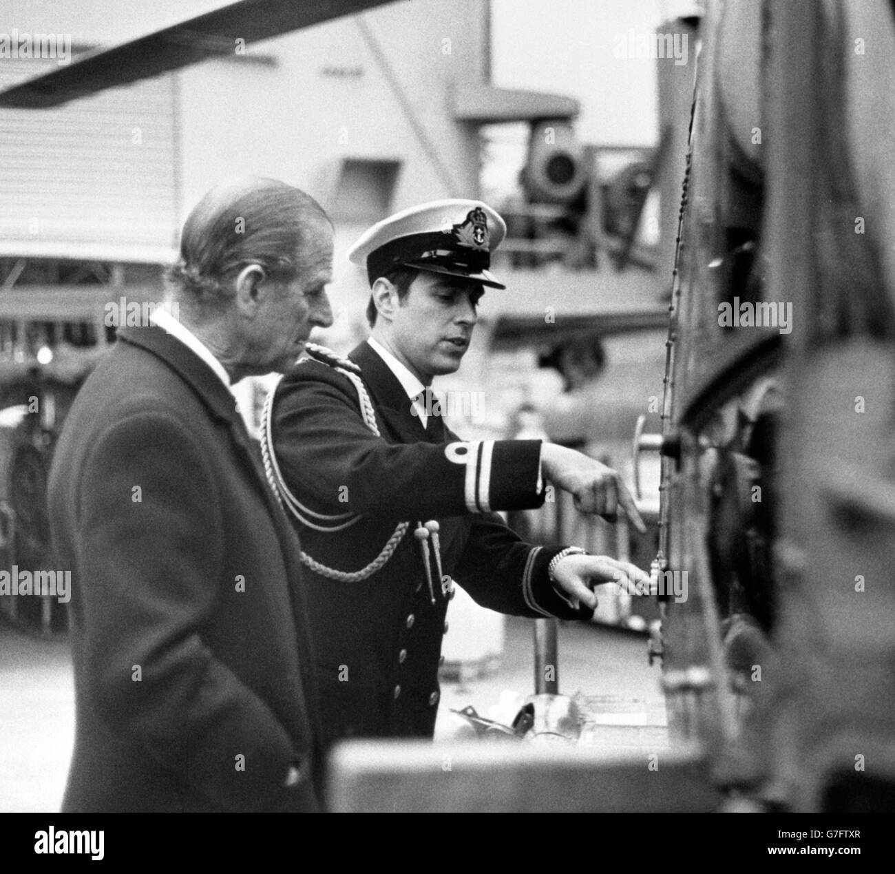 Image composite du duc d'Édimbourg regardant l'hélicoptère du prince Andrew à bord du HMS Brazen, qui est arrivé au Pool de Londres pour une visite de bonne volonté de quatre jours. Banque D'Images
