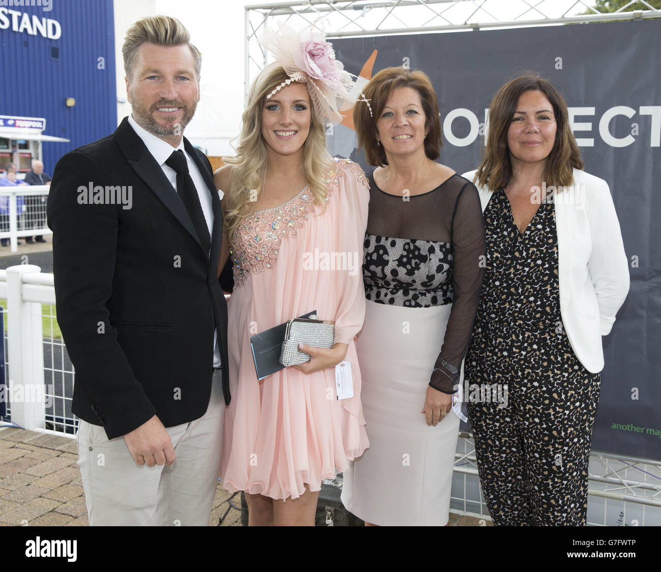 Courses hippiques - William Hill Ayr Gold Cup Festival - Gold Cup Day - Ayr Racecourse.Robbie Savage avec les gagnants du concours pendant la deuxième journée du William Hill Ayr Gold Cup Festival 2014 à Ayr Racecourse, Ayr. Banque D'Images