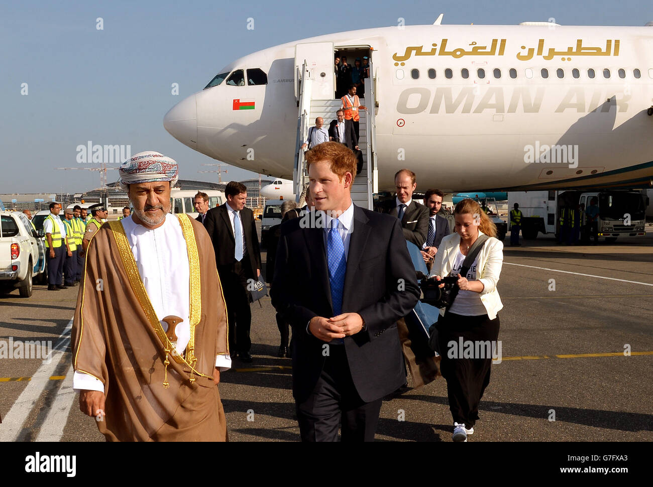 Le Prince Harry est accueilli par Sayyid Haitham Bin Tariq Al Said après avoir été arrivé par un avion Oman Air à Muscat, Oman, pour une visite de trois jours au Moyen-Orient. Banque D'Images