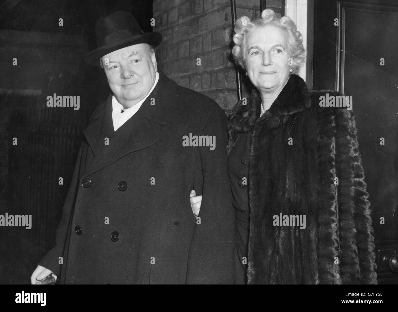 Winston Churchill et sa femme quittent leur résidence Hyde Park Gate à son 74e anniversaire. Banque D'Images