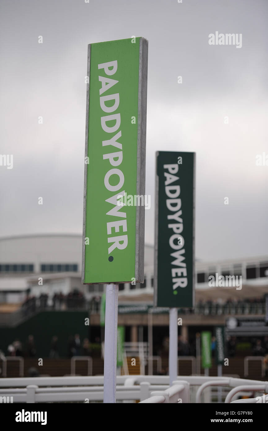 Les courses de chevaux - l'ouvrir - Jour deux - l'Hippodrome de Cheltenham Banque D'Images