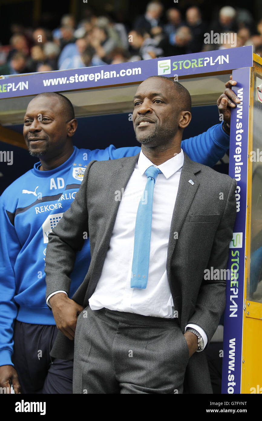 Football - Championnat Sky Bet - Huddersfield Town / Middlesbrough - Stade John Smith.Chris Powell, directeur municipal de Huddersfield (à droite) et Alex Dyer, directeur adjoint (à gauche) Banque D'Images