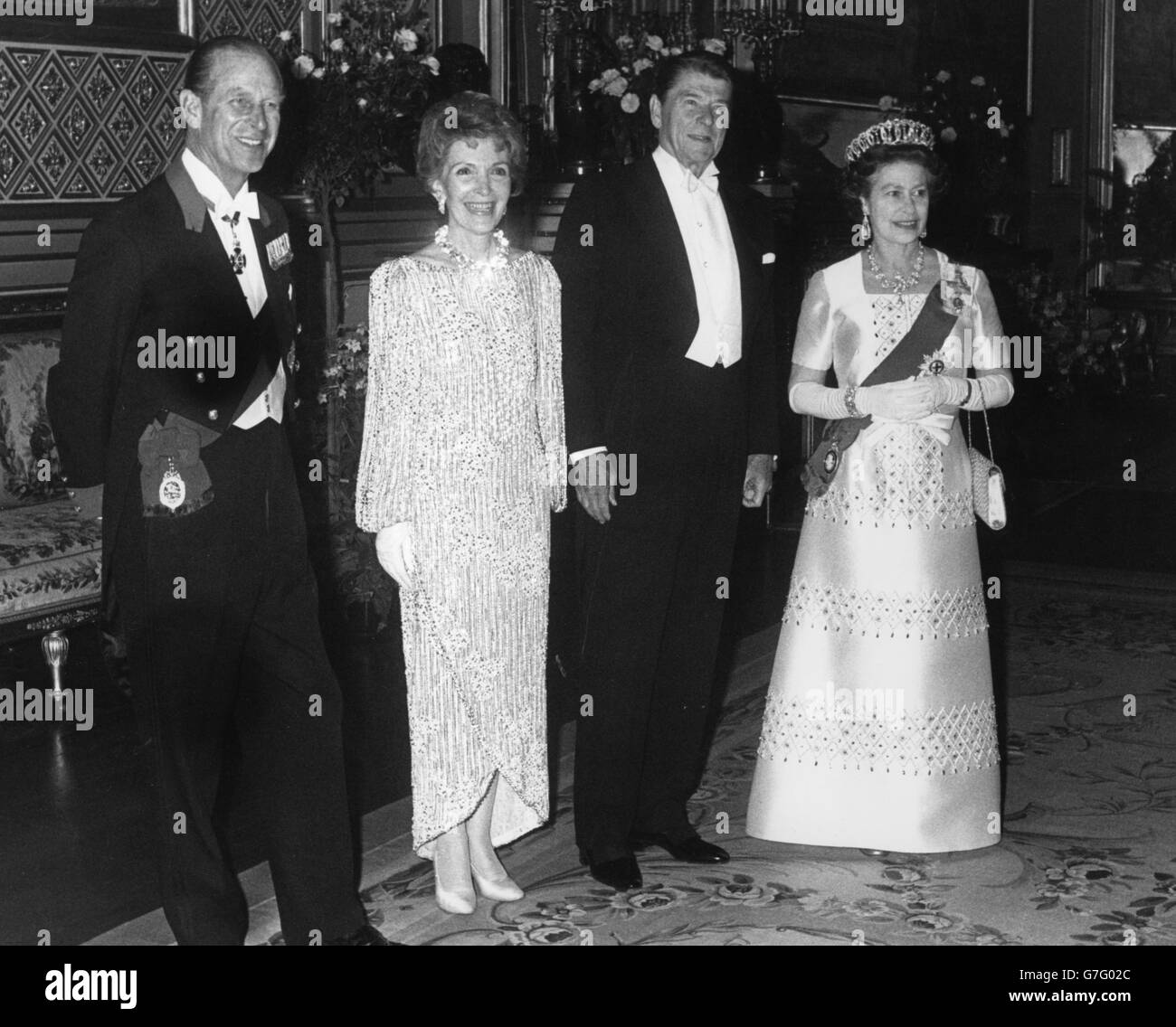 (l-r) le duc d'Édimbourg, Nancy Reagan, le président Ronald Reagan et la reine Elizabeth II, photographiés avant d'assister à un banquet au château de Windsor. Banque D'Images