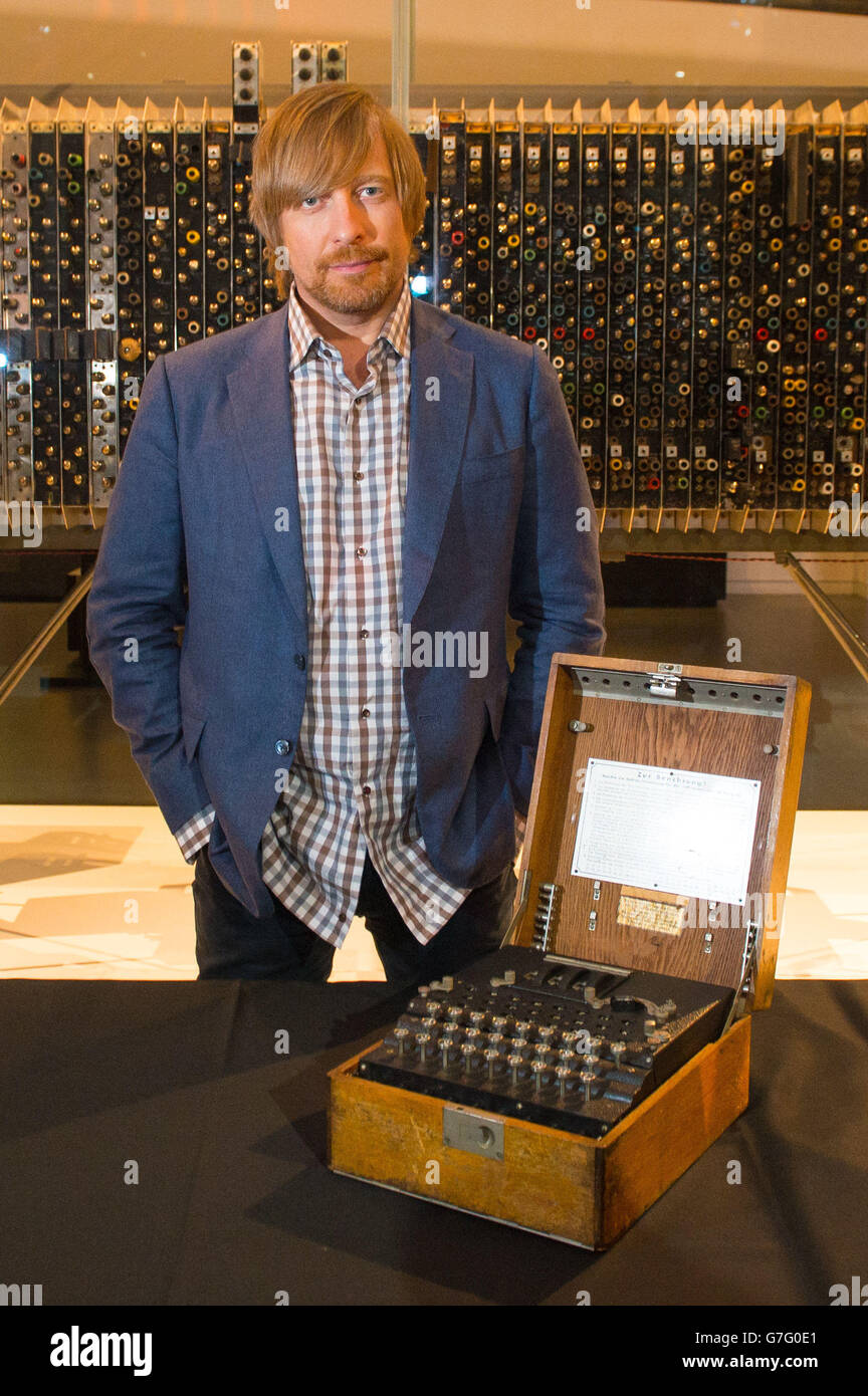 Directeur de 'The imitation Game' Morten Tyldum avec une machine originale de code Enigma, lors d'une projection du jeu d'imitation au Musée des Sciences, dans le centre de Londres. Banque D'Images