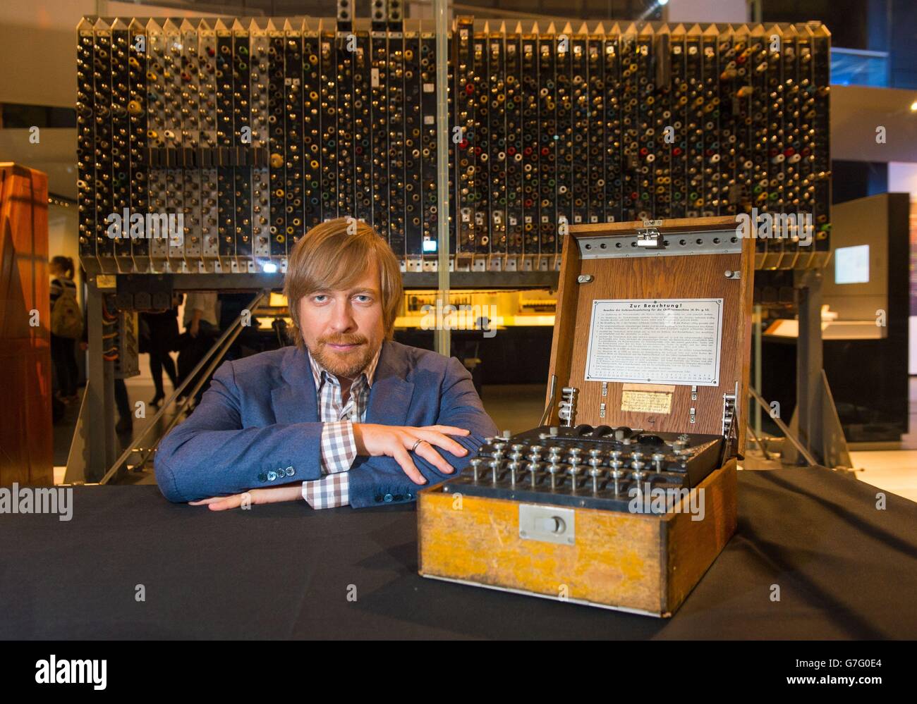 Directeur de 'The imitation Game' Morten Tyldum avec une machine originale de code Enigma, lors d'une projection du jeu d'imitation au Musée des Sciences, dans le centre de Londres. Banque D'Images