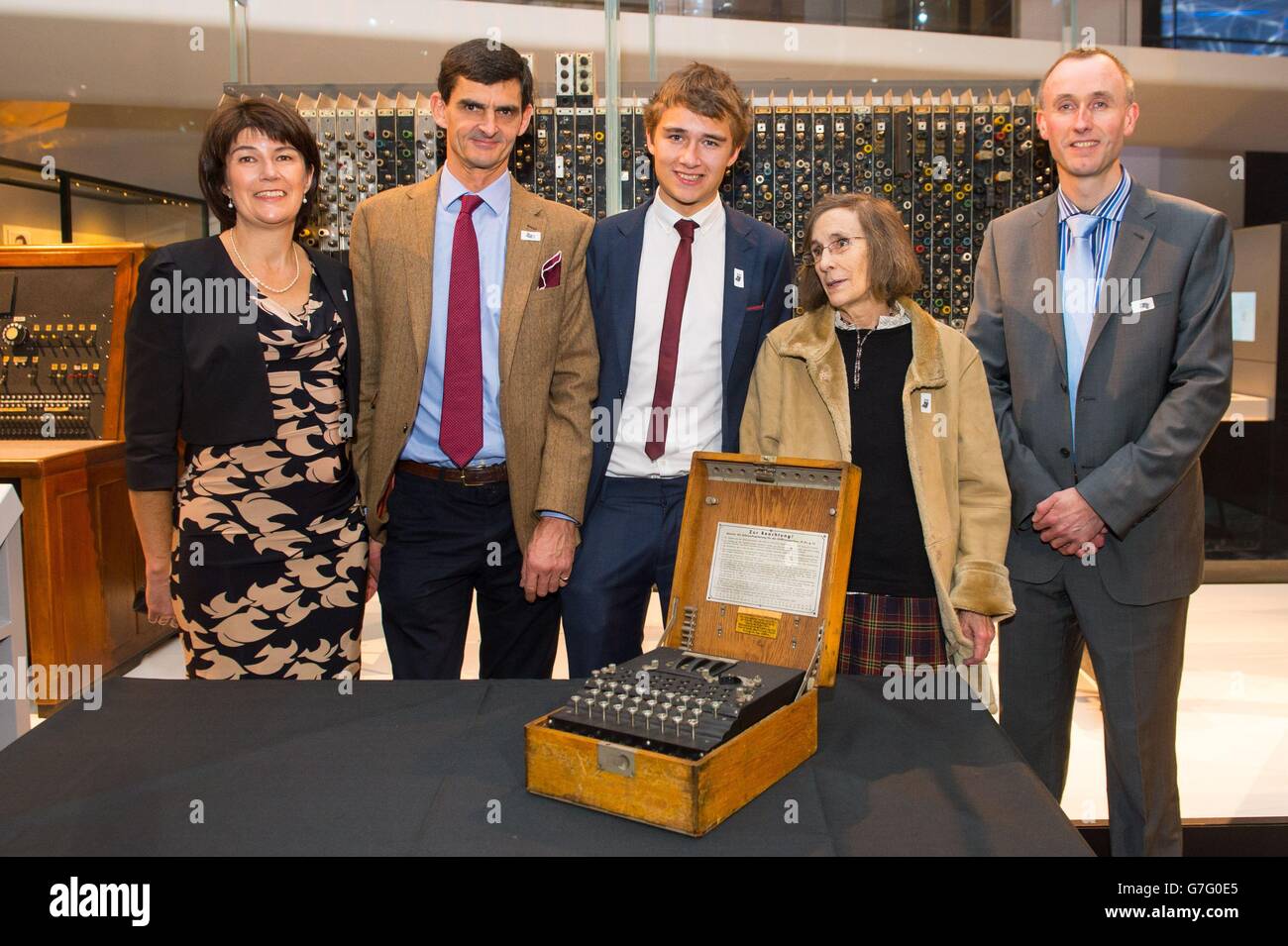 Les membres de la famille d'Alan Turing (de gauche à droite) la grande nièce Rachel Barnes, Mark Barnes, le grand neveu Tom Barnes, la nièce Shuna Hunt et le grand neveu Nevil Hunt avec une machine à code Enigma originale, lors d'une projection du jeu d'imitation au Musée des sciences, dans le centre de Londres. Banque D'Images