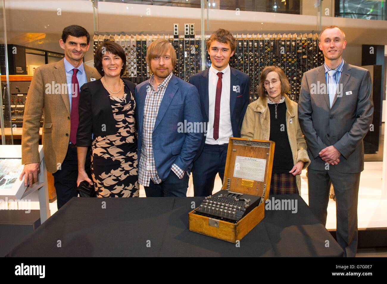 Directeur de 'The imitation Game' Morten Tyldum (troisième de gauche) avec des membres de la famille d'Alan Turing (de gauche à droite) Mark Barnes, grande nièce Rachel Barnes, grand neveu Tom Barnes, neice Shuna Hunt et grand neveu Nevil Hunt, avec une machine originale de code Enigma,Lors d'une projection de The imitation Game au Musée des Sciences, dans le centre de Londres. Banque D'Images