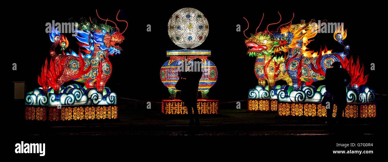 Les visiteurs peuvent admirer les lanternes chinoises illuminées lors d'une installation artistique au Festival of Light de Longleat, dans le Wiltshire, où 20 expositions géantes de lanternes chinoises sont ouvertes au public à partir du vendredi 14 novembre. Banque D'Images