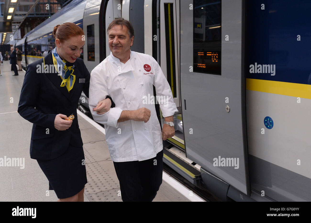 Josephine Warren, membre de l'équipage de l'Eurostar, et le chef Raymond blanc, ont conçu le menu pour les passagers de la classe affaires voyageant sur le tout nouveau train Eurostar e320, qui a été dévoilé ce matin à la gare internationale de St Pancras à Londres. Banque D'Images
