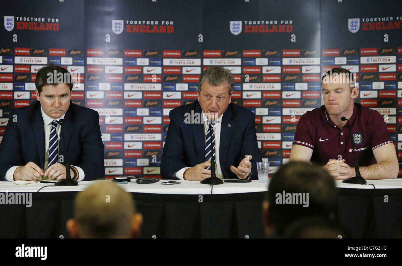 Roy Hodgson, directeur de l'Angleterre (au centre), et Wayne Rooney (à droite) lors d'une conférence de presse au Celtic Park, à Glasgow. Banque D'Images