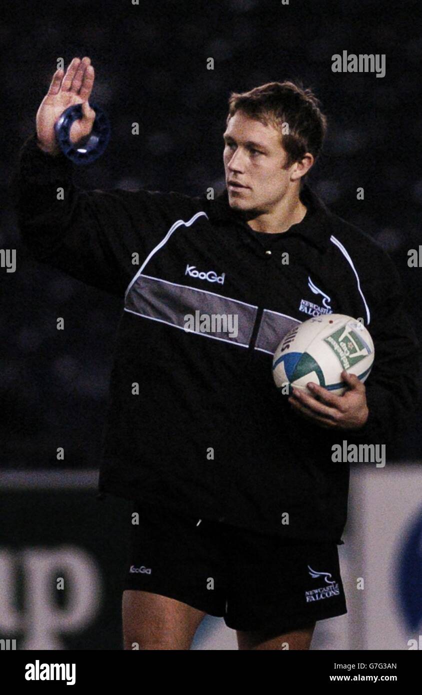 Newcastle Falcons Fly Half Jonny Wilkinson donne les pouces pendant un échauffement avant le match de la coupe Heineken 4ème tour à Murrayfield, Édimbourg, samedi 11 décembre 2004. Banque D'Images