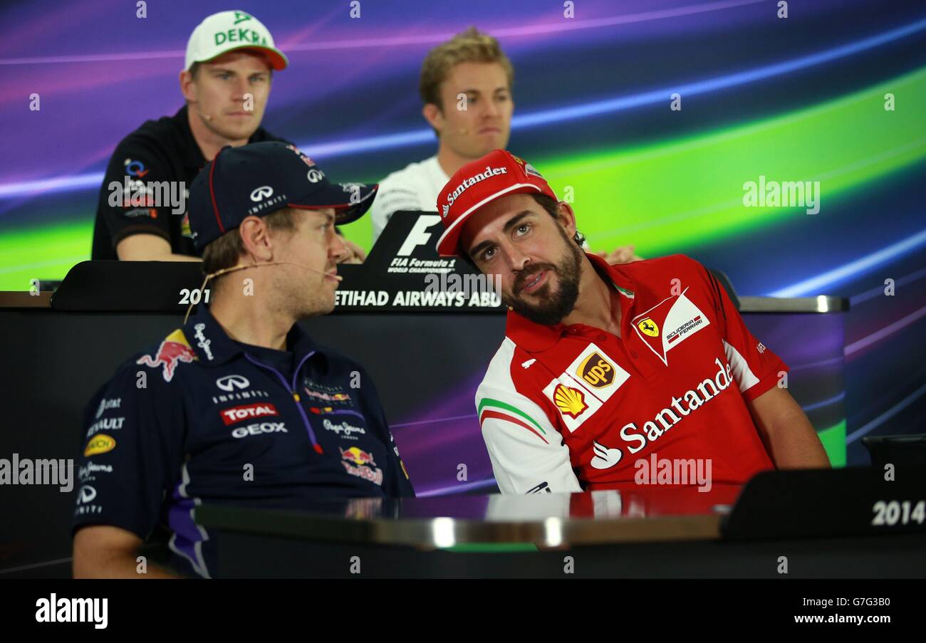 Fernando Alonso de Ferrari (à droite) et Sebastian Vettel de Red Bull (à gauche) lors de la conférence de presse des pilotes de la FIA au circuit Yas Marina, à Abu Dhabi. Banque D'Images