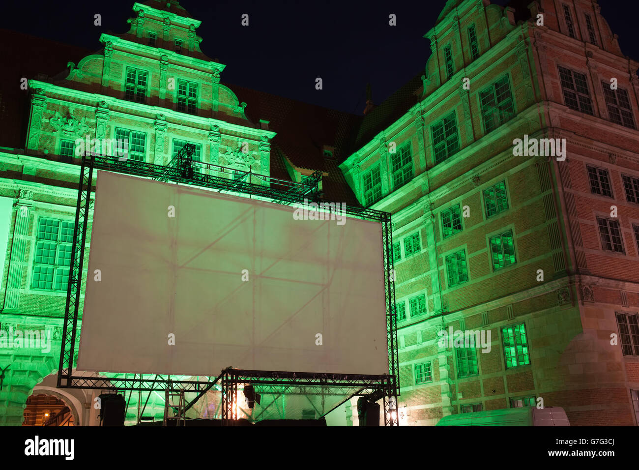 Grande piscine en plein air, écran projecteur affichage vide prêt pour la projection de nuit, illuminé porte verte, vieille ville de Gdansk, P Banque D'Images