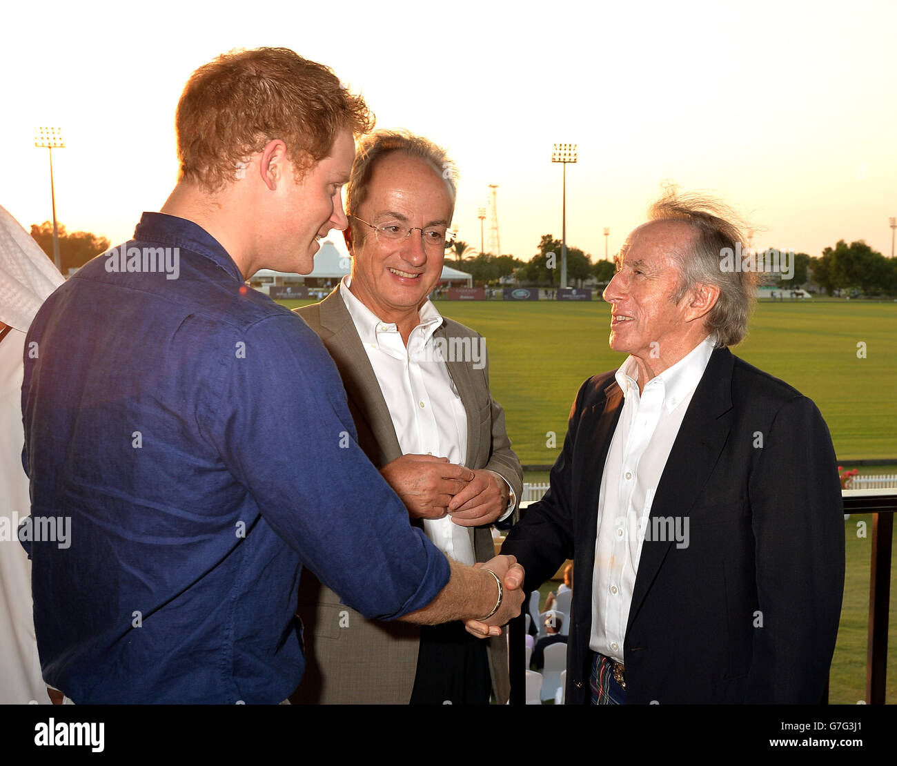 Le Prince Harry, président de Sentebale Philip Green et Sir Jackie Stewart, en prévision du match de la coupe de polo Sentebale au Ghantoot Racing & Polo Club à Abu Dhabi, dans les Émirats arabes Unis, lors de sa visite au Moyen-Orient. Banque D'Images