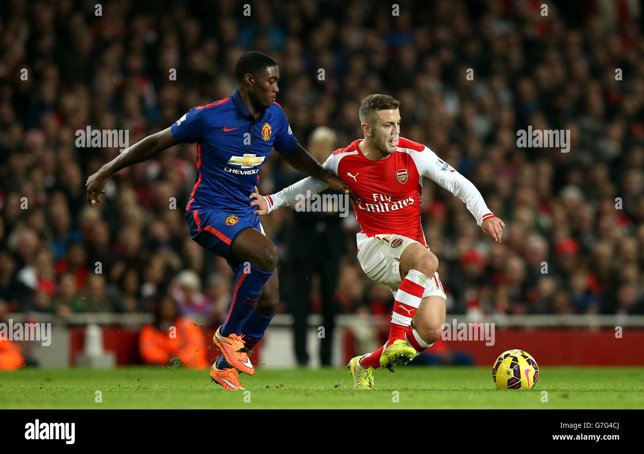 Tyler Blackett de Manchester United (à gauche) et Jack Wilshere d'Arsenal (à droite) bataille pour le ballon Banque D'Images