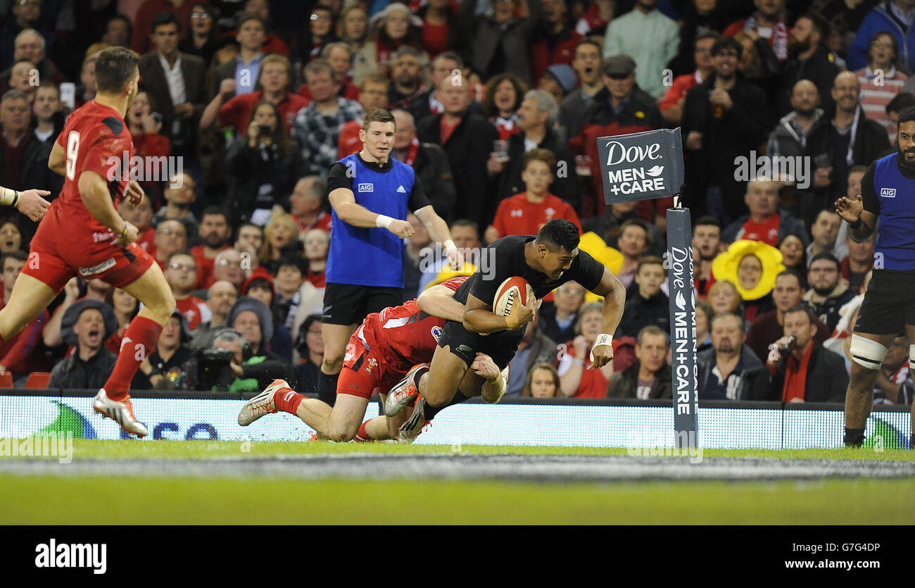 Julian Savea (à droite), de Nouvelle-Zélande, plonge pour marquer la première tentative lors du match Dove Men Series au Millennium Stadium de Cardiff. Banque D'Images