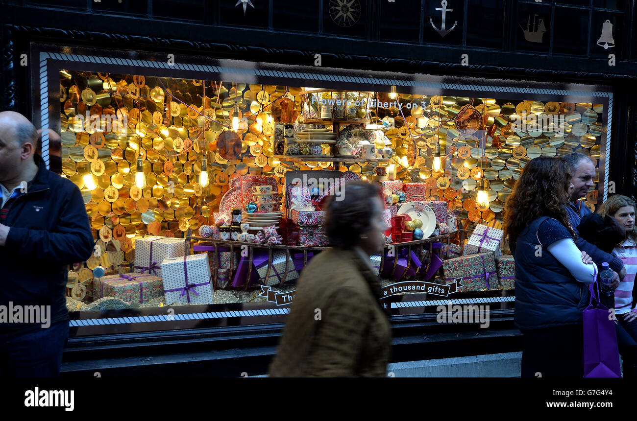 Une section de la fenêtre de Noël s'affiche au magasin Liberty à Regent Street, dans le centre de Londres. Banque D'Images