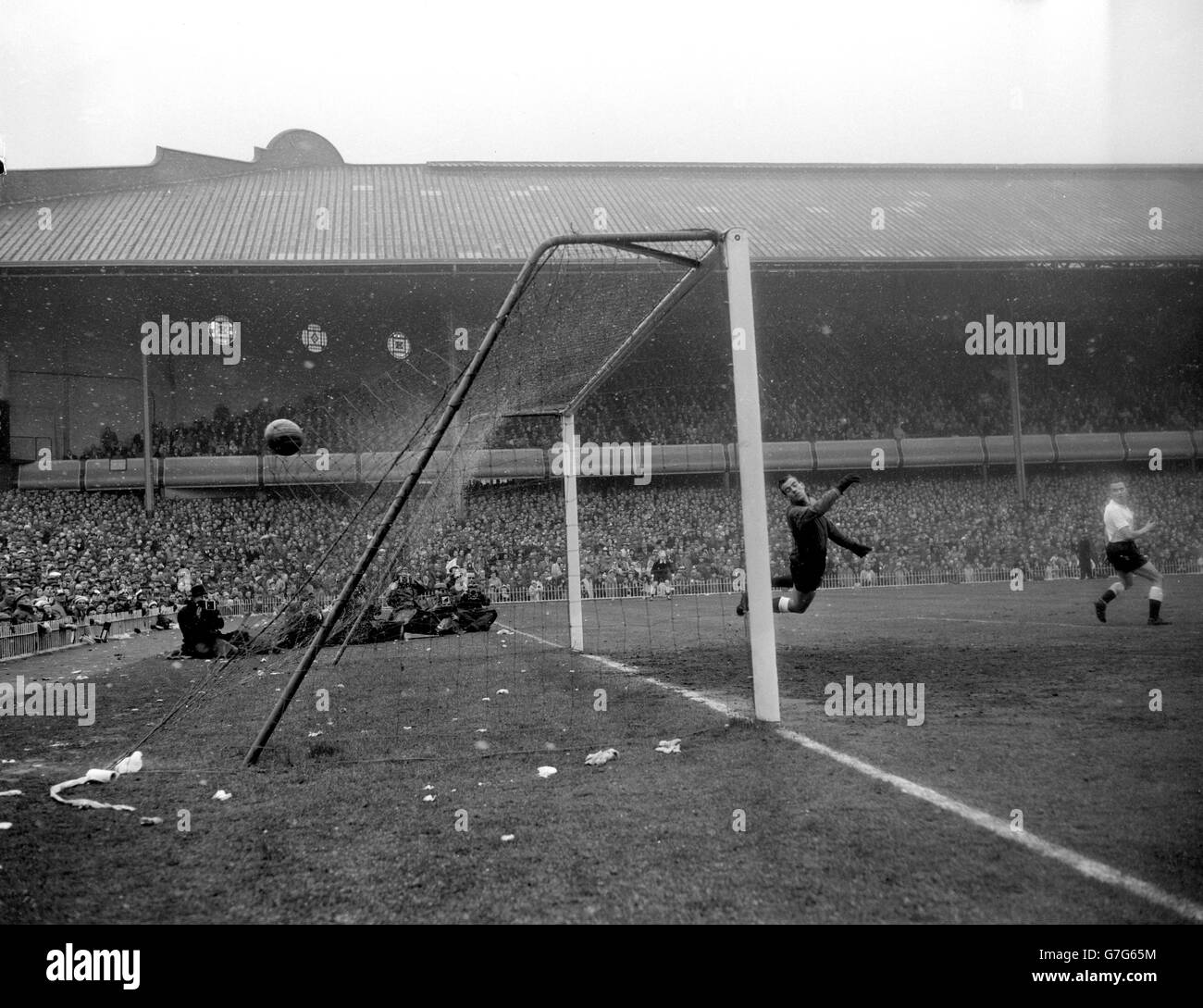 Le ballon renflera l'arrière du filet, car le tir de John Connelly, à l'extérieur, bat le gardien de but Fulham Tony Macedo et égalise pour Burnley lors du match de demi-finale de la FA Cup à Villa Park. Le match s'est terminé en 1-1 et sera repris à Leicester le 9 avril 1962. Banque D'Images