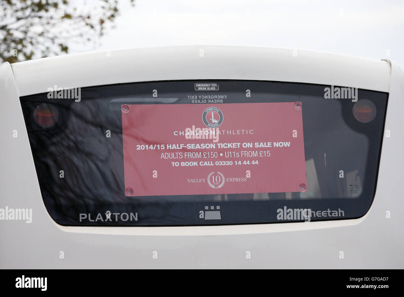 Football - Championnat Sky Bet - Charlton Athletic / Ipswich Town - The Valley. Vue de la fenêtre arrière d'un autocar Valley Express. Banque D'Images