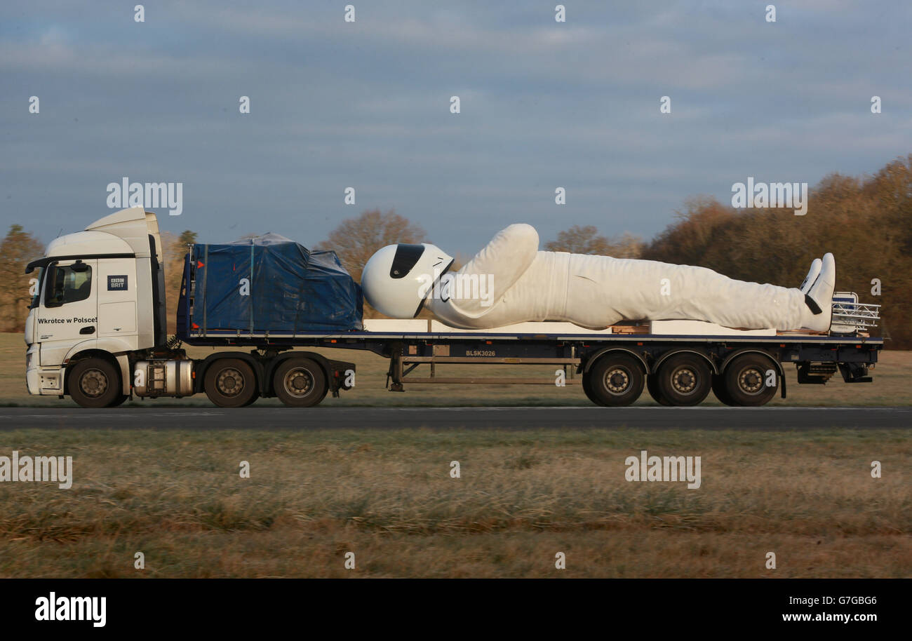 Une statue du Stig de 9 mètres de haut, créée par BBC Worldwide, part de la piste Top Gear à Dunsfold, Surrey, pour Varsovie en Pologne, où elle sera érigée pour marquer le lancement de la nouvelle chaîne mondiale BBC Brit. Banque D'Images