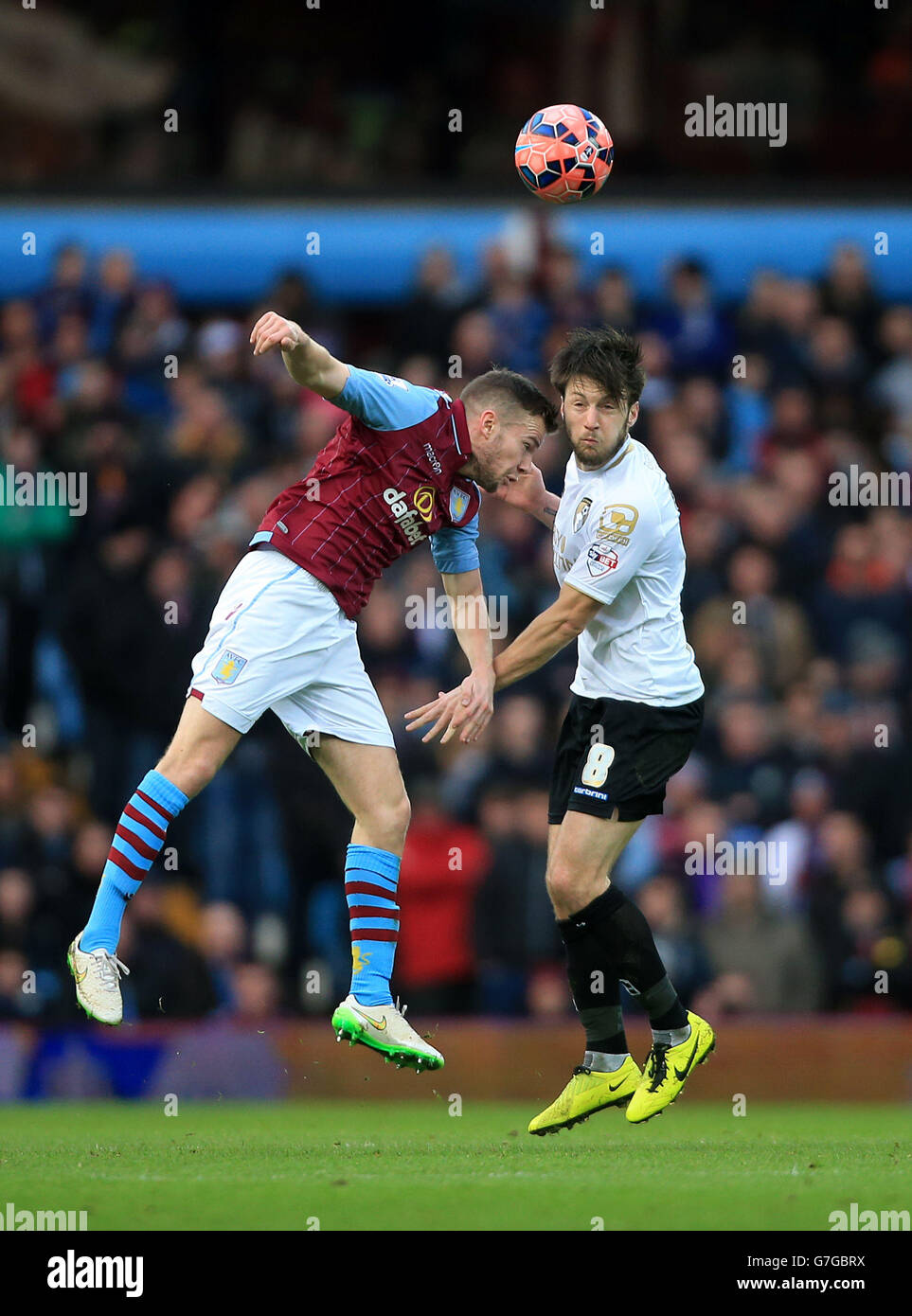 Tom Cleverley d'Aston Villa et Harry Arter (à droite) de l'AFC Bournemouth se battent pour le ballon dans les airs lors du match de la quatrième ronde de la FA Cup à Villa Park, Birmingham. APPUYEZ SUR ASSOCIATION photo. Date de la photo: Dimanche 25 janvier 2015. Voir PA Story SOCCER Villa. Le crédit photo devrait se lire comme suit : Nick Potts/PA Wire. Banque D'Images