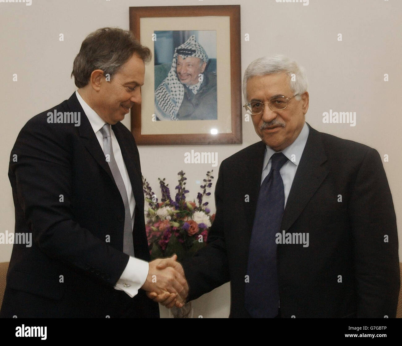 Tony Blair, à la Mukataa, l'enceinte présidentielle de l'Autorité palestinienne, qui se tremble avec Mahmoud Abbas, (à gauche) Président de l'OLP.M. Blair a eu des entretiens avec des personnalités palestiniennes clés et a déclaré qu'il avait un « espoir » de sortir de l'impasse au Moyen-Orient. Banque D'Images