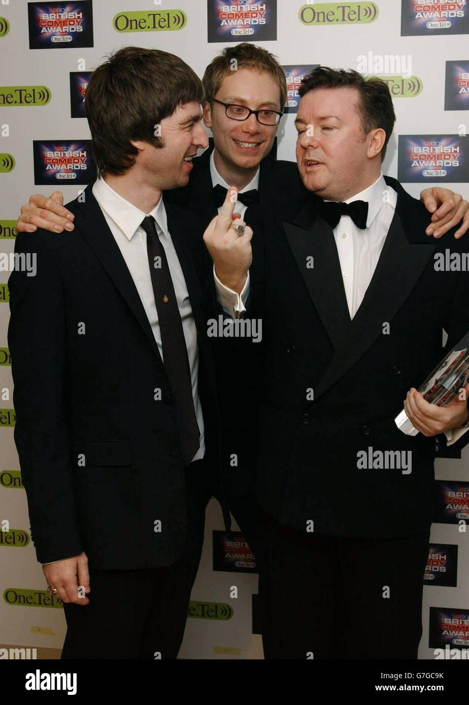 British Comedy Awards 2004 - London Television Studios.Ricky Gervais (à droite) et Stephen Merchant ont reçu le prix du meilleur écrivain de comédie, remis par Noel Gallagher. Banque D'Images