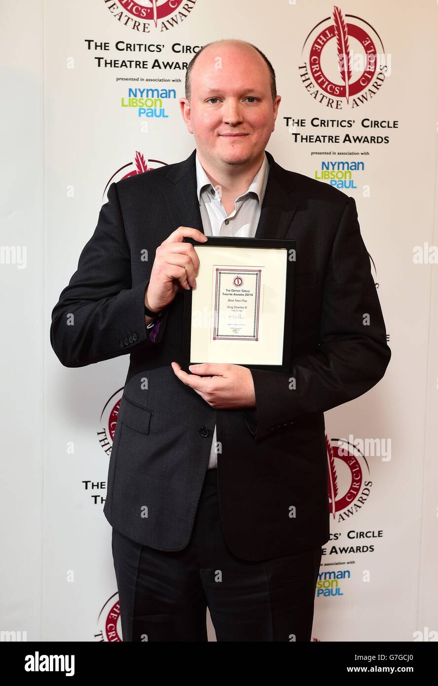 Mike Bartlett reçoit le prix du meilleur nouveau jeu pour le roi Charles lll aux prix du critiquents' Circle Theatre, au Prince of Wales Theatre, à Londres. Banque D'Images