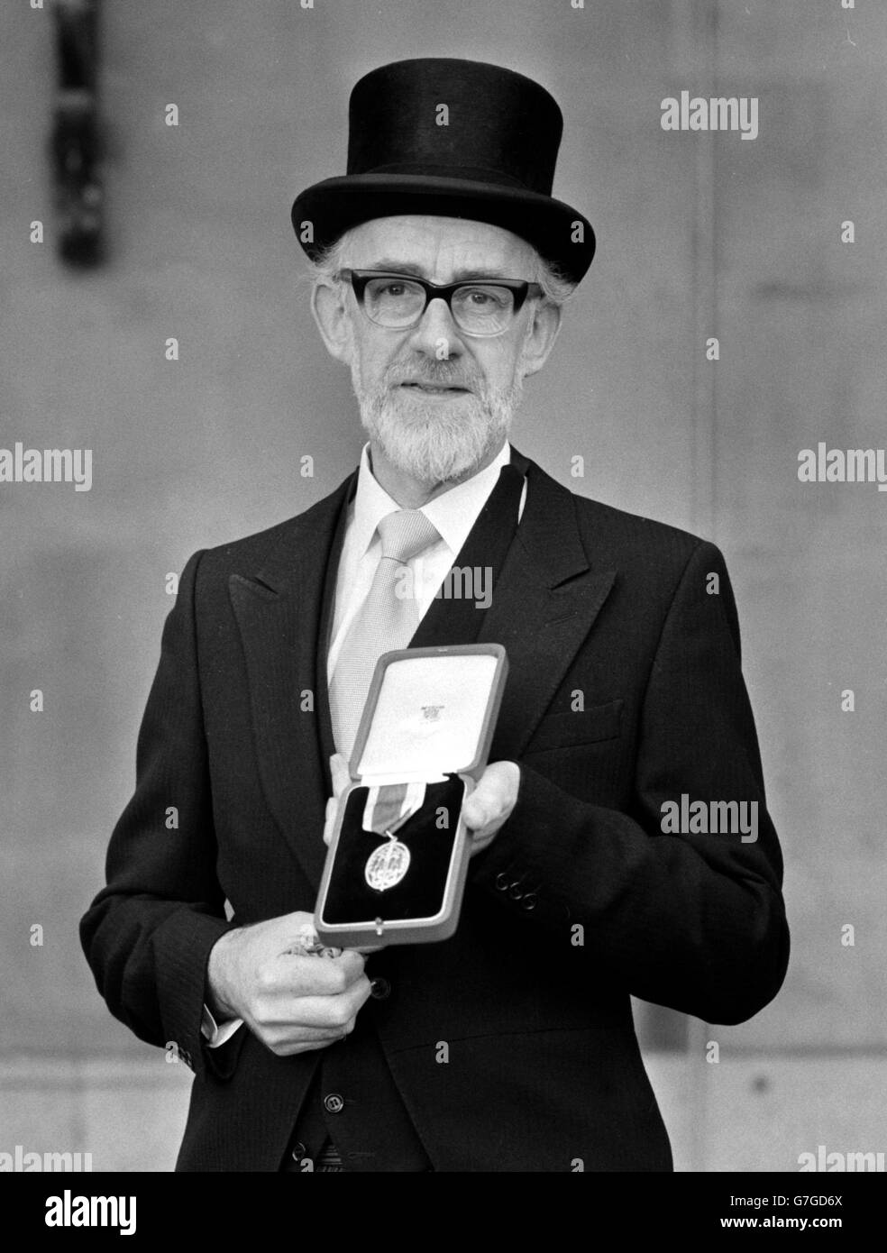 Tony Jay, co-auteur de « Oui, premier ministre » au Palais de Buckingham après son investiture comme Chevalier Batchelor par la Reine. Banque D'Images
