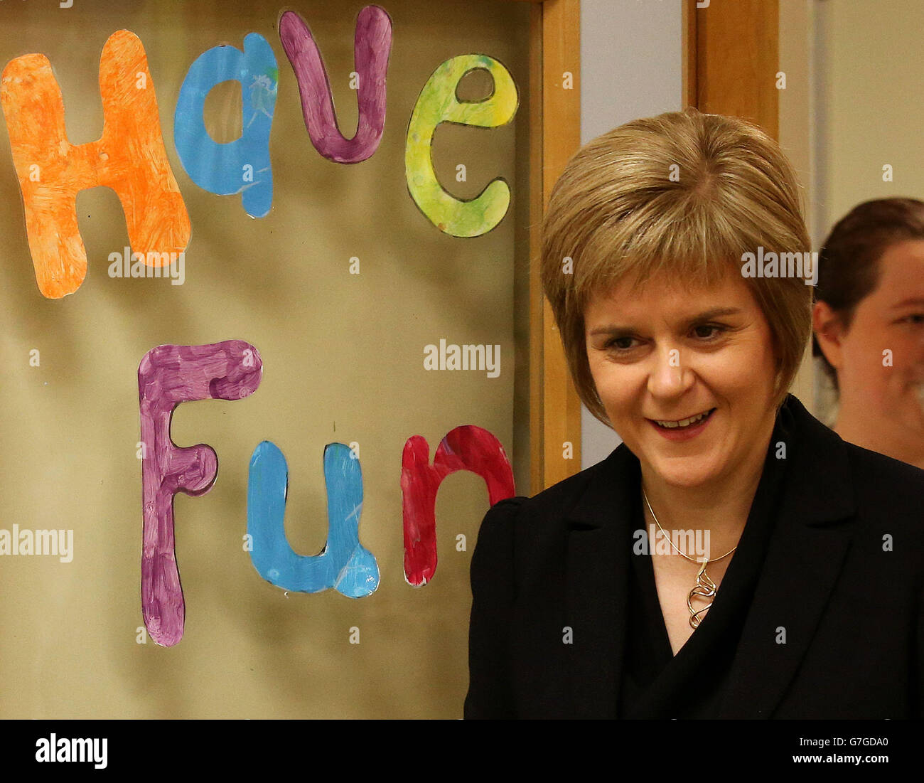 Nicola Sturgeon lors d'une visite à l'Hôpital Royal pour enfants malades d'Édimbourg, en prévision du vote des MSP à Holyrood aujourd'hui, où elle sera nommée première femme Premier ministre d'Écosse. Banque D'Images