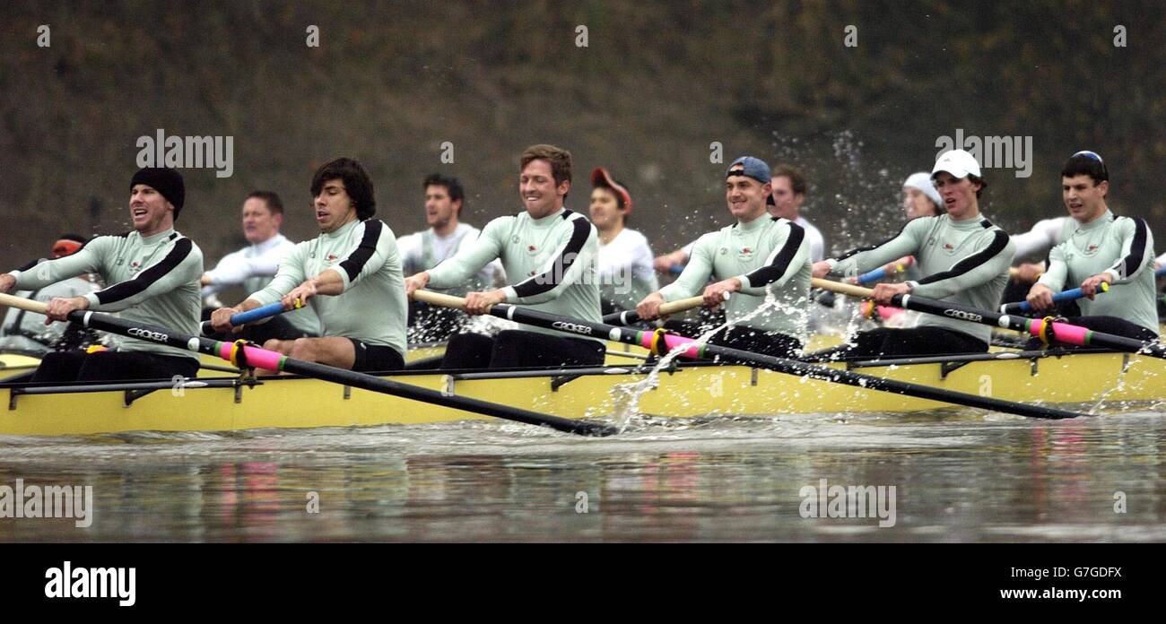 Cambridge Trial huit bateaux 'Whakamanawa' avec son équipage (de droite à gauche) Colin Scott (Trinity Hall), Jonathan Goulet (Christ's), Volker Utesch (St Edmunds), Sebastian Schulte, (Gonville et Caius), Steffen Buschbacher (St Catharine's), Luke Walton (St Edmunds), Hammersmith (London Bridge), ils s'approchent contre l'équipe de Kusmith.L'équipage de Whakamanawa (Maori pour l'honneur) a remporté contre l'équipage de Kaha (Maori pour la force), pour passer en tant que représentants de Cambridge pour affronter les huit Oxford. Banque D'Images