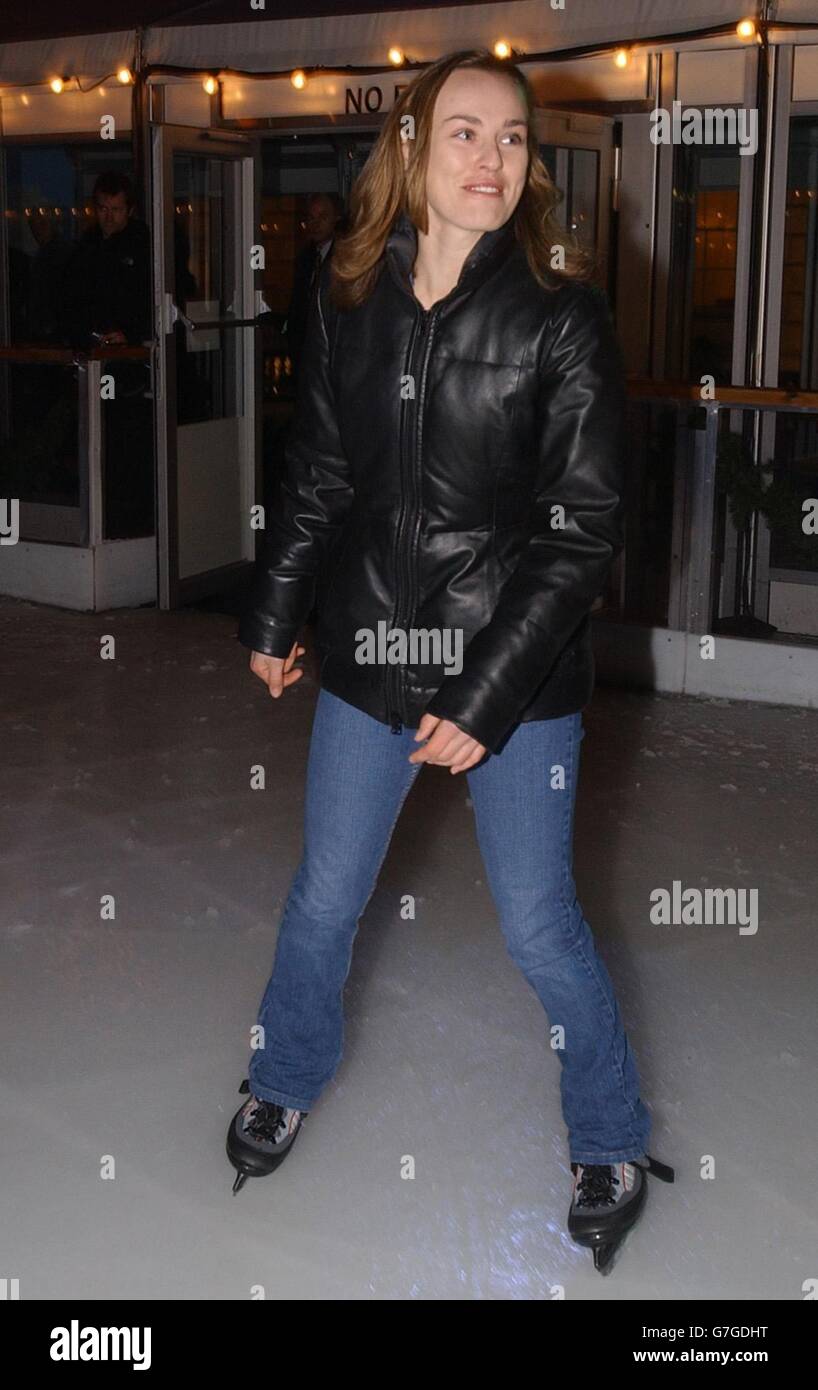 Martina Hingis, joueur de tennis, patins à glace à Somerset House, Londres. Elle a contribué au lancement de l'année internationale du sport des Nations Unies qui vise à promouvoir l'éducation, la santé, le développement, la paix, la tolérance et la compréhension entre les différentes cultures par le sport et à encourager la participation. Banque D'Images