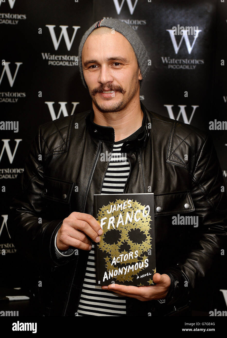 L'acteur d'Hollywood James Franco avec une copie de son nouveau livre acteurs Anonyme, avant de signer des copies pour les fans de Waterstones à Piccadilly, dans le centre de Londres. Banque D'Images