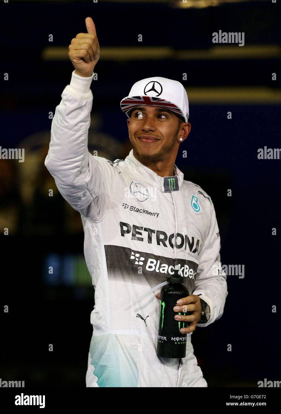 Mercedes Lewis Hamilton reconnaît la foule après être venue deuxième en se qualifiant pour le Grand Prix d'Abu Dhabi au circuit Yas Marina, à Abu Dhabi. Banque D'Images