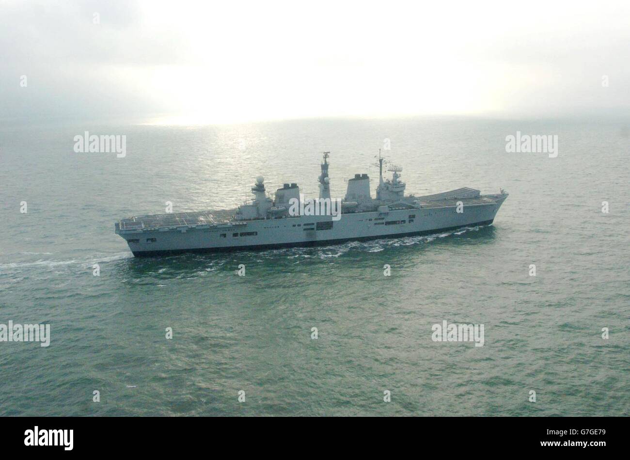 HMS illustre s'établit à Portsmouth dans le Hampshire. Au cours des deux dernières années, le navire de 21,000 tonnes a été dans le chantier naval de Rosyth, qui a subi une régénération de 120 millions qui a augmenté sa capacité à déployer une puissance aérienne offensive sous la forme d'aéronefs Harrier GR7 et GR9, ce qui en fait le navire de guerre de surface le plus puissant de la flotte britannique. Banque D'Images