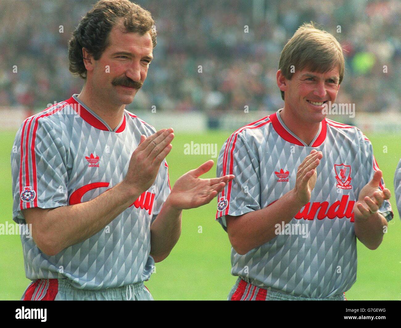 Football anglais.L-R Graeme Souness et Kenny Dalglish dans la gamme Liverpool pour le témoignage de Ray Kennedy Banque D'Images