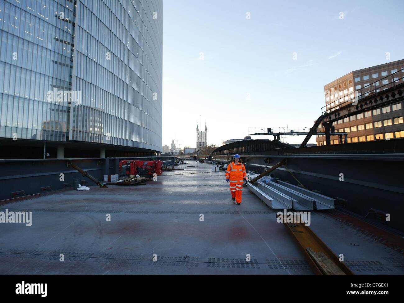 Le nouveau viaduc de l'Ouest qui transportera des services à la gare de Charing Cross qui a été installée à la gare de London Bridge, Southwark, Londres, alors que la plus ancienne gare de la capitale est en cours de reconstruction dans le cadre du programme Thameslink de 6,5milliards de livres sterling. Banque D'Images