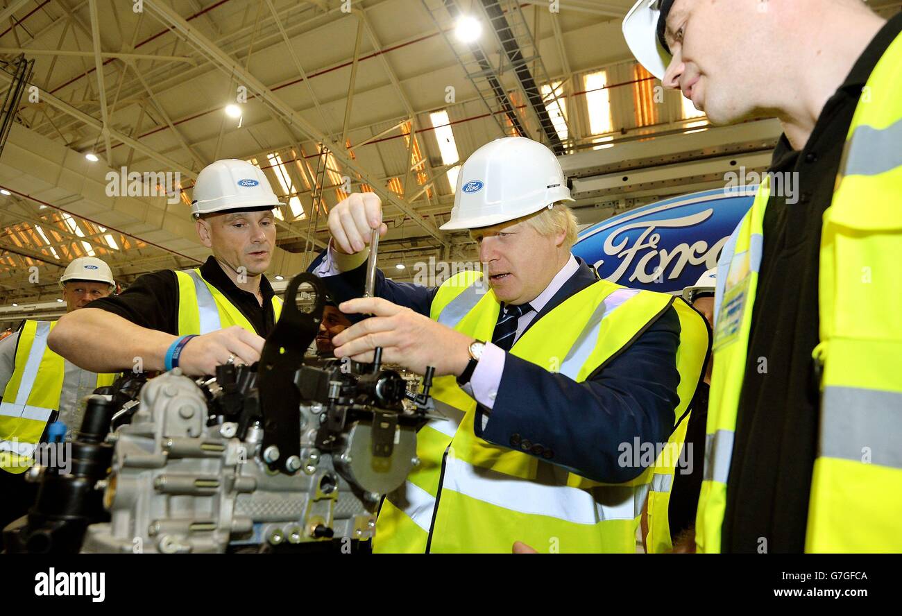 Le maire de Londres Boris Johnson aide à construire un nouveau prototype de moteur diesel Ford sur la nouvelle chaîne de production de moteurs à l'usine de Ford Dagenham dans l'Essex. Banque D'Images
