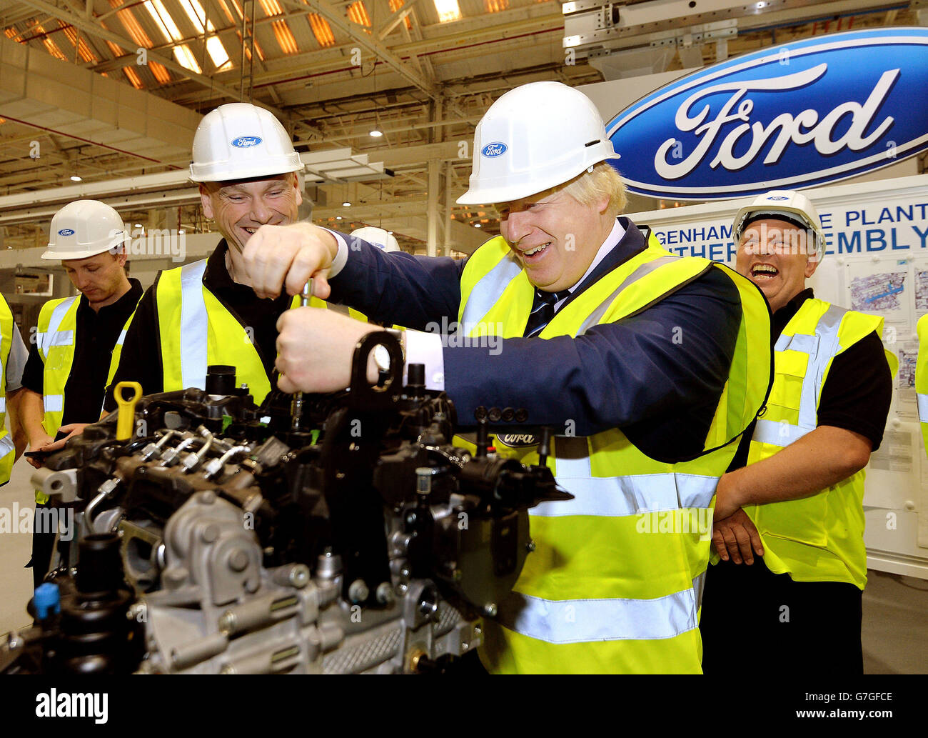 Le maire de Londres Boris Johnson aide à construire un nouveau prototype de moteur diesel Ford sur la nouvelle chaîne de production de moteurs à l'usine de Ford Dagenham dans l'Essex. Banque D'Images