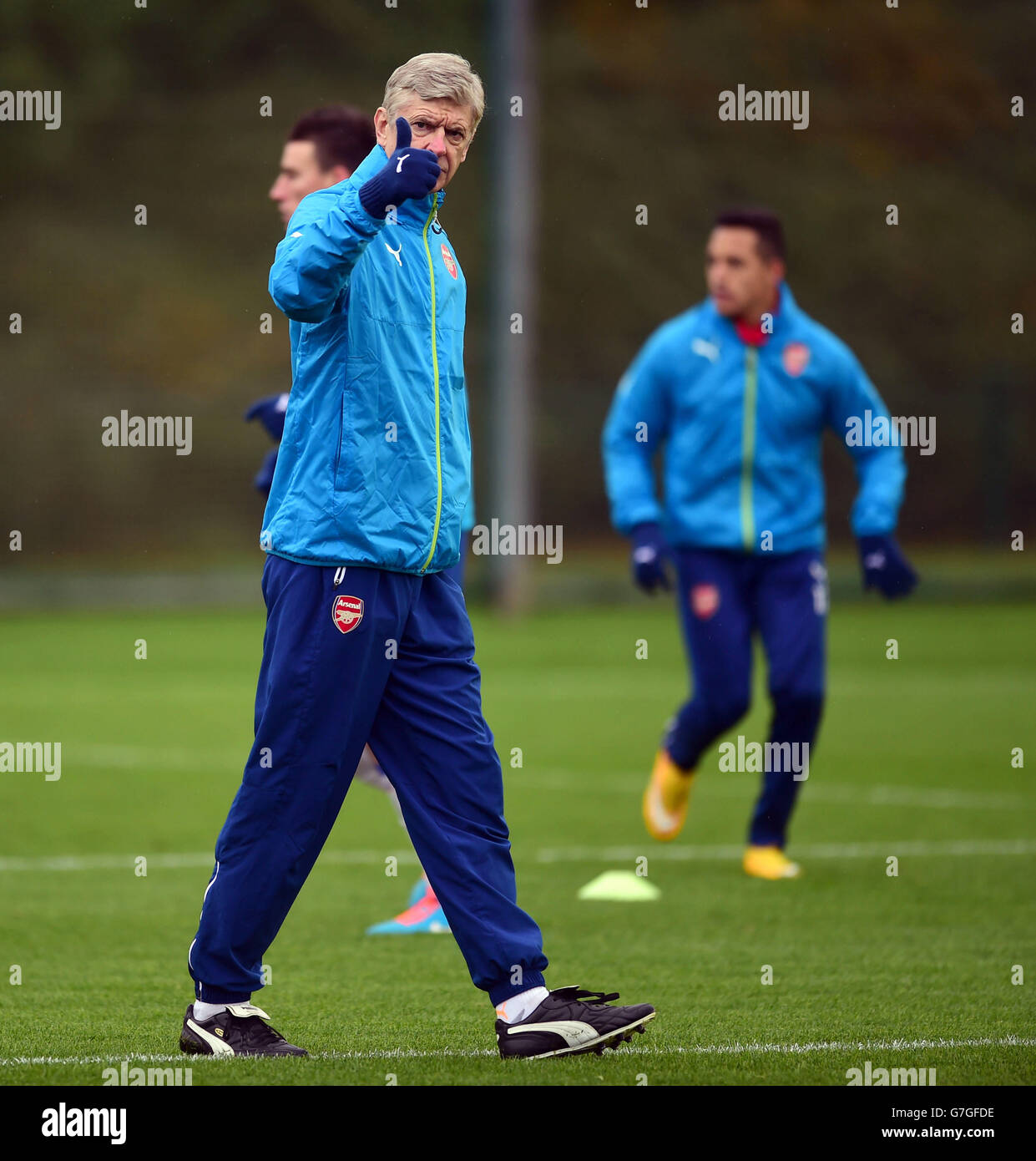 Arsene Wenger, gestionnaire d'Arsenal, donne les pouces pendant une session  d'entraînement au Arsenal Training Center, London Colney Photo Stock - Alamy