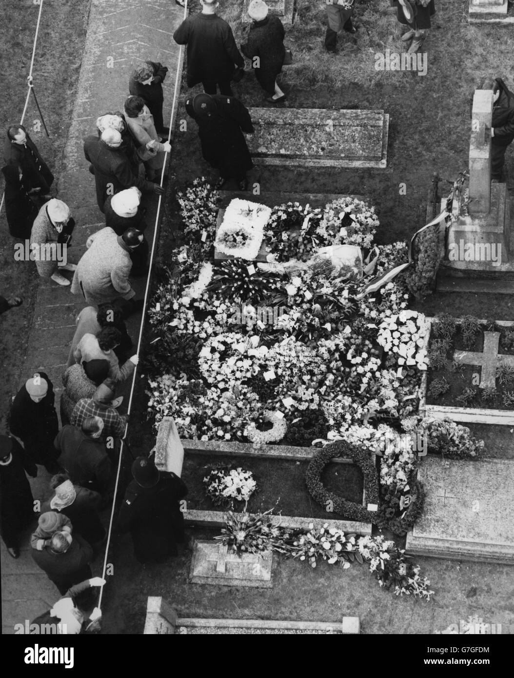 Les fleurs couvrent la tombe de Sir Winston Churchill à Bladon Churchyard, dans l'Oxfordshire, où des milliers de personnes se sont mises en file d'attente pour payer leurs respects. Banque D'Images