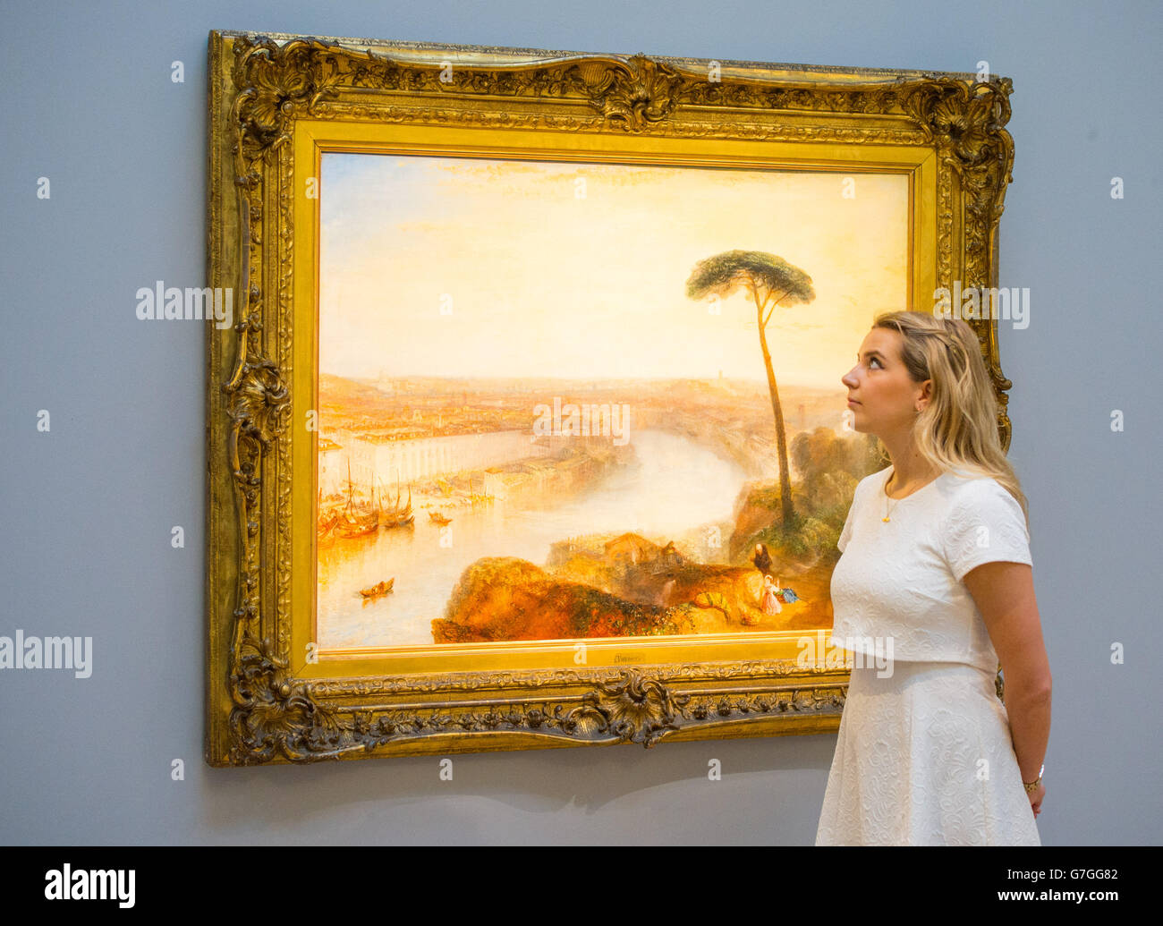 Un employé de Sotheby regarde Rome, du Mont Aventin, par William Turner à la galerie Sotheby, à Mayfair, Londres, qui fait partie de leur ancien Maître et British Paintings Evening sale. Banque D'Images