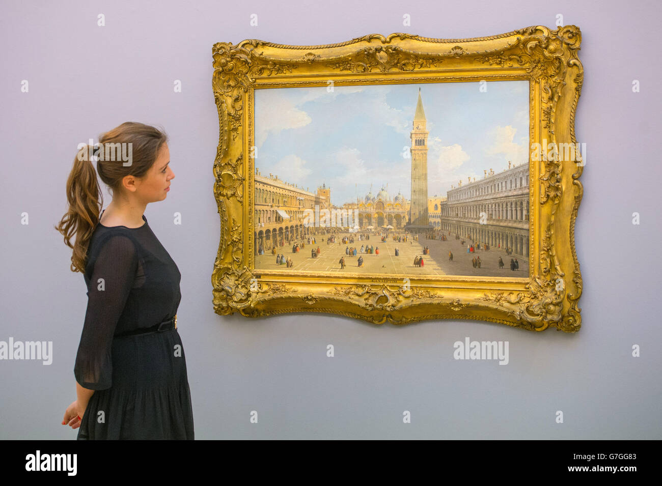 Un employé de Sotheby regarde Venise, la Piazza San Marco en direction de l'est vers la basilique par Canaletto à la galerie Sotheby, à Mayfair, Londres, qui fait partie de leur ancien Maître et British Paintings Evening sale. Banque D'Images